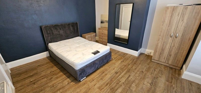 Property photo 2 of 9 A Well-Maintained Double Bedroom Featuring A Comfo...