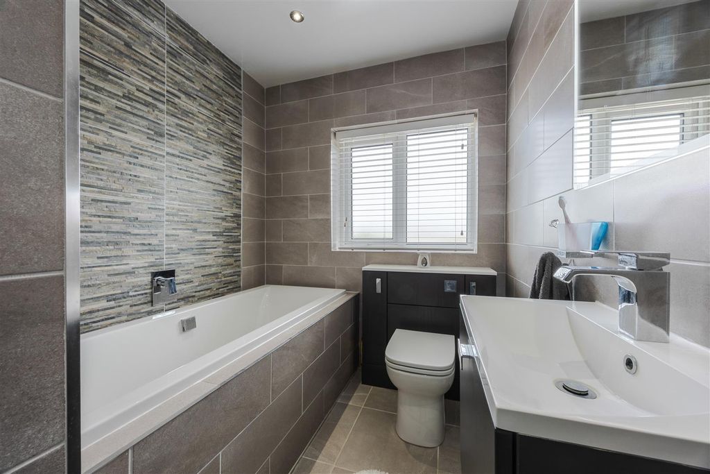 Property photo 3 of 23 Bathroom