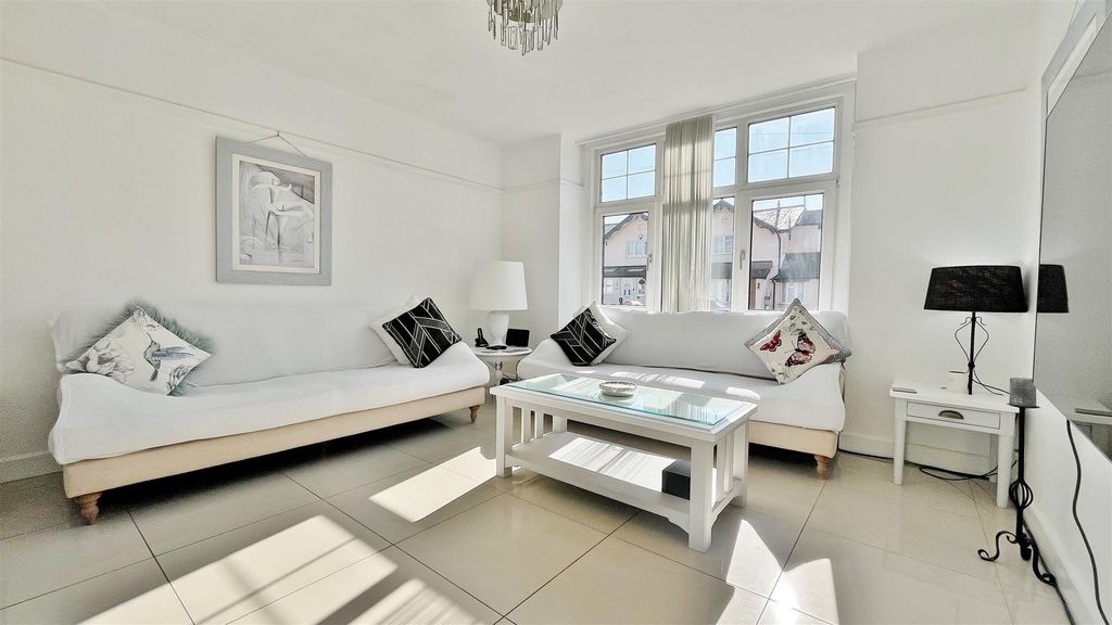 Property photo 3 of 28 Lounge