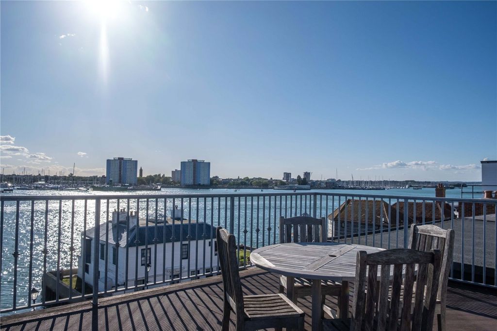 Property photo 3 of 18 Roof Terrace
