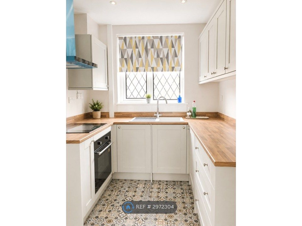 Property photo 3 of 10 Kitchen