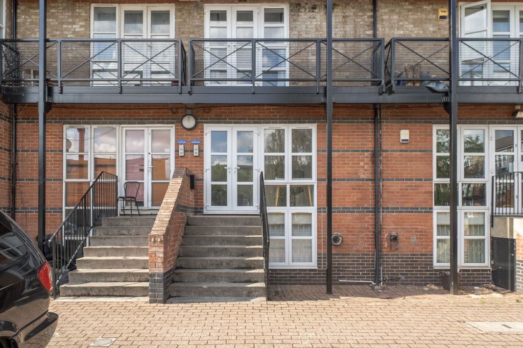 Property photo 2 of 19 Entrance