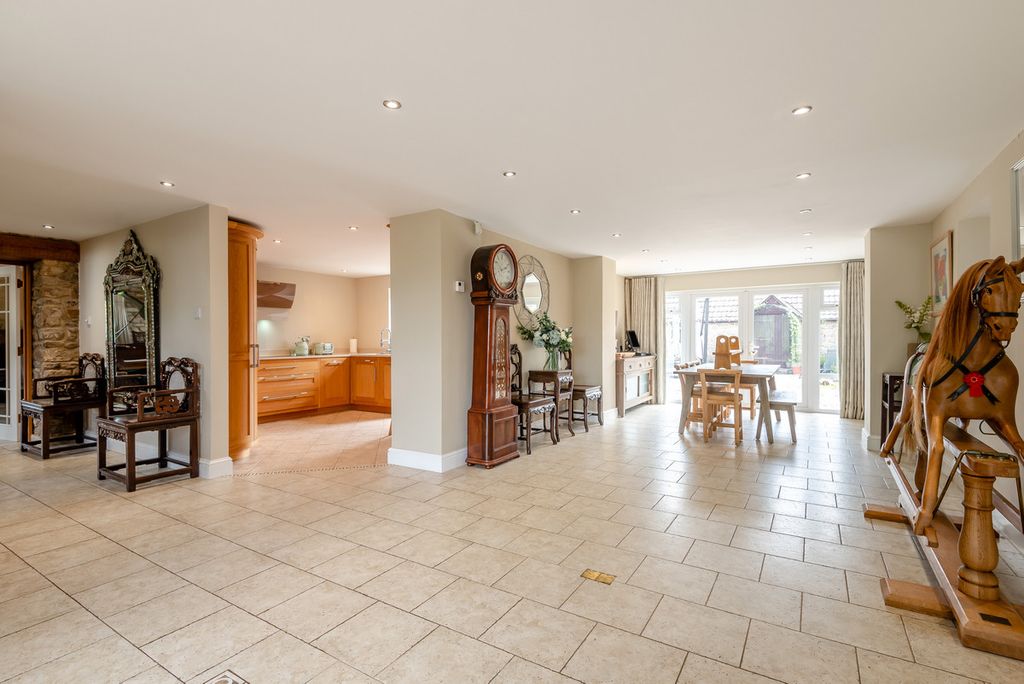 Property photo 3 of 48