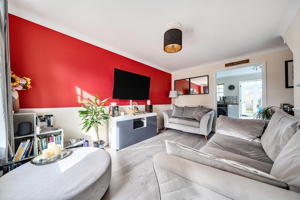 Property photo 3 of 19 Lounge