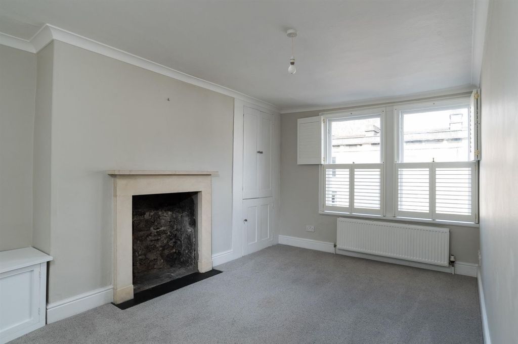 Property photo 3 of 15 Lounge 2