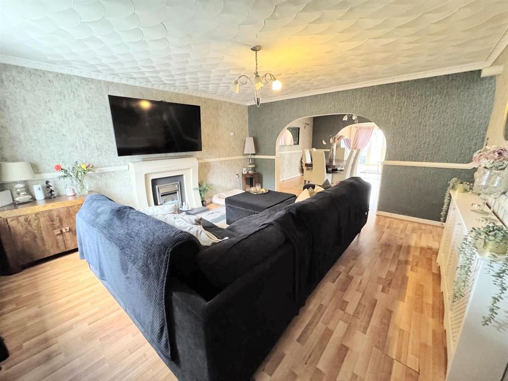 Property photo 2 of 17 Lounge