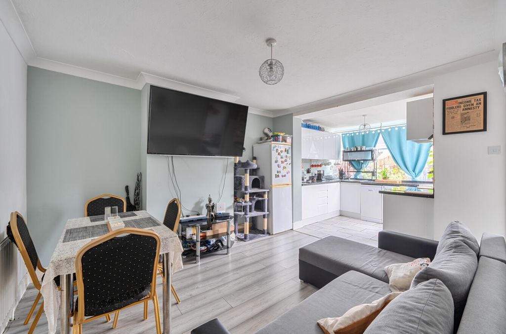 Property photo 2 of 8 1375991-12-690B54A0B5A80