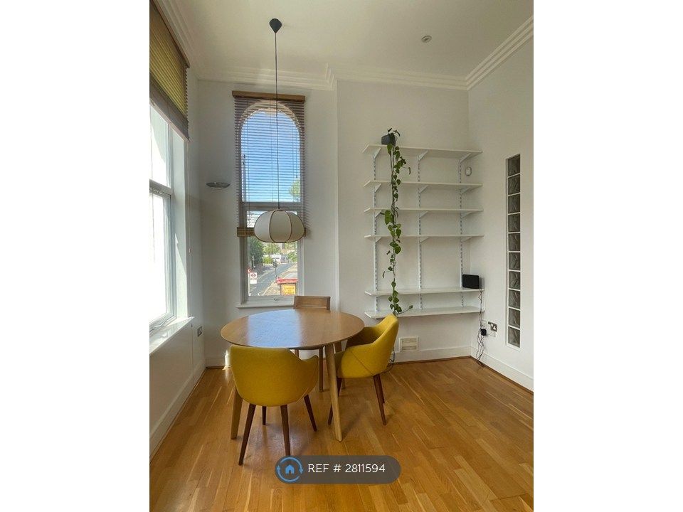 Property photo 2 of 22 Living Room / Dining
