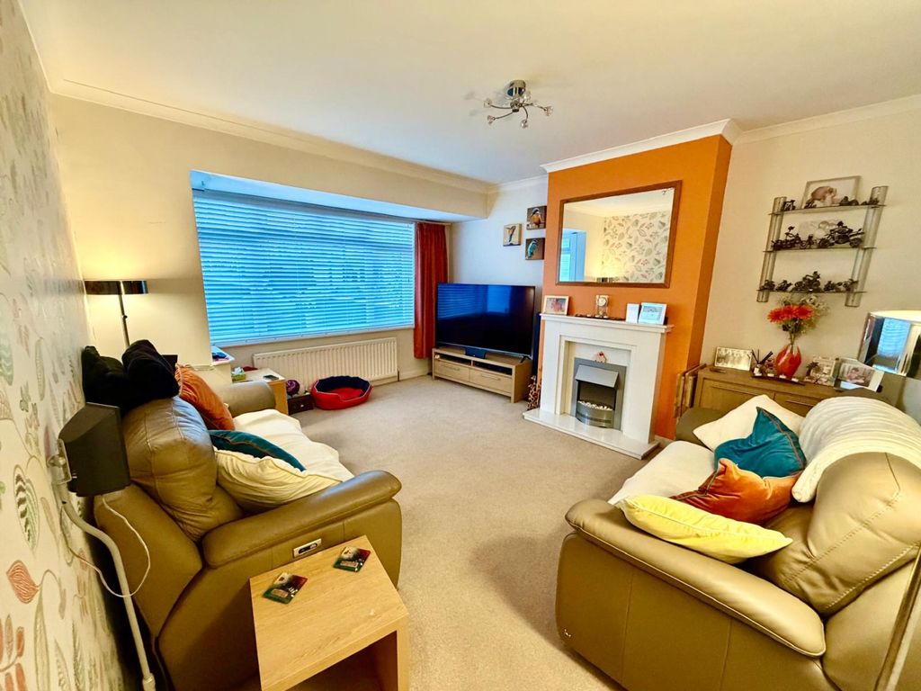 Property photo 2 of 11 Lounge