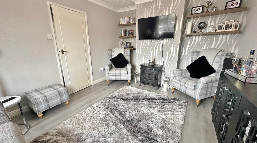 Property photo 3 of 12 Lounge