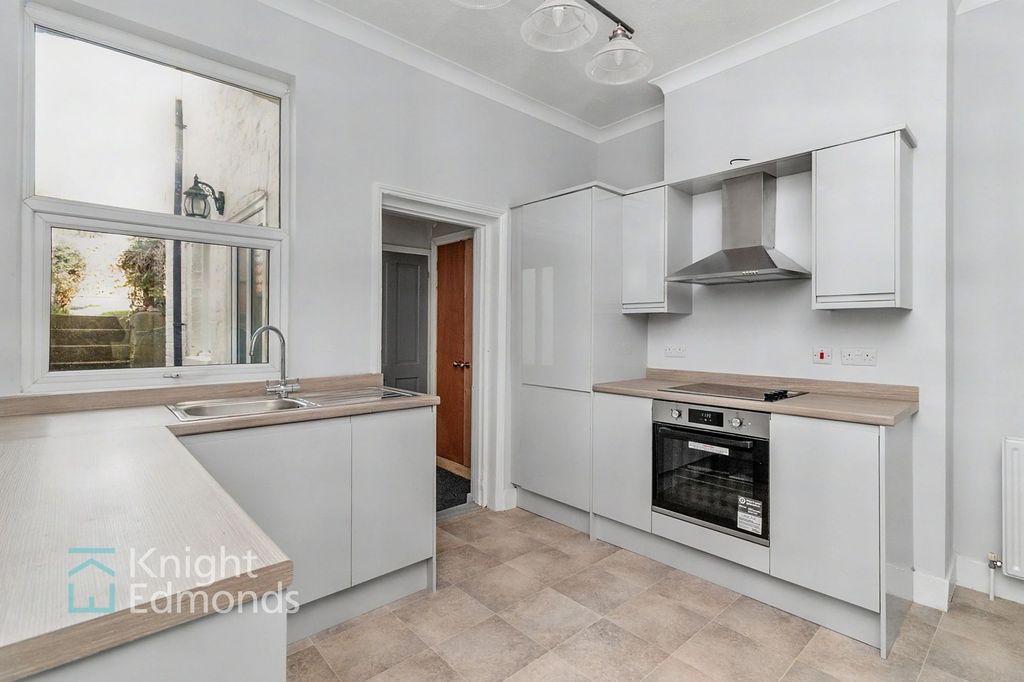 Property photo 3 of 10 Kitchen