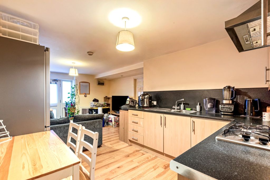 Property photo 3 of 12 4696465