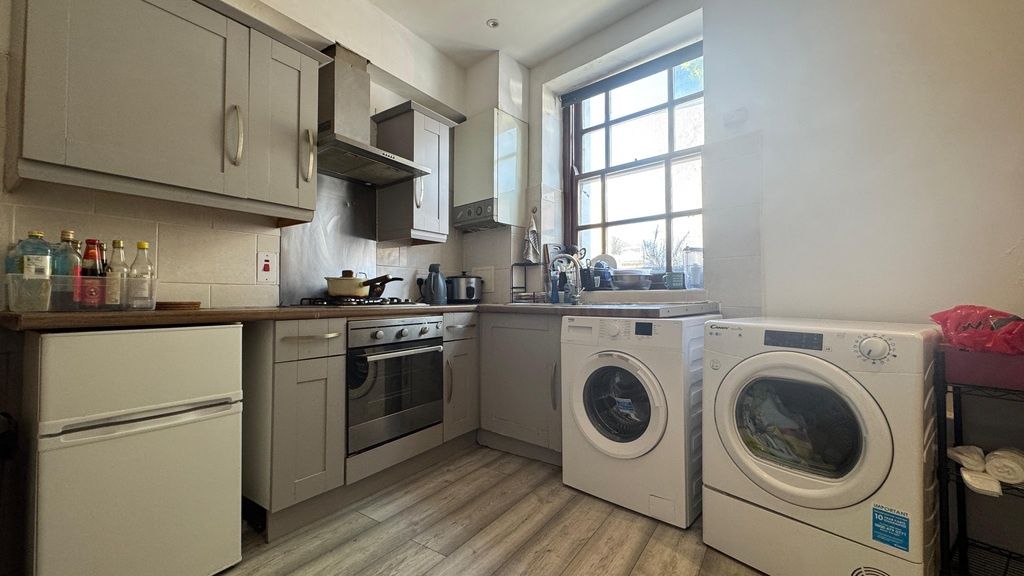 Property photo 3 of 9 Bright Kitchen With Appliances And Worktop Space...