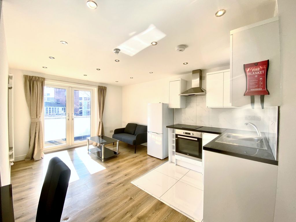 Property photo 1 of 6 Large Studio To Let