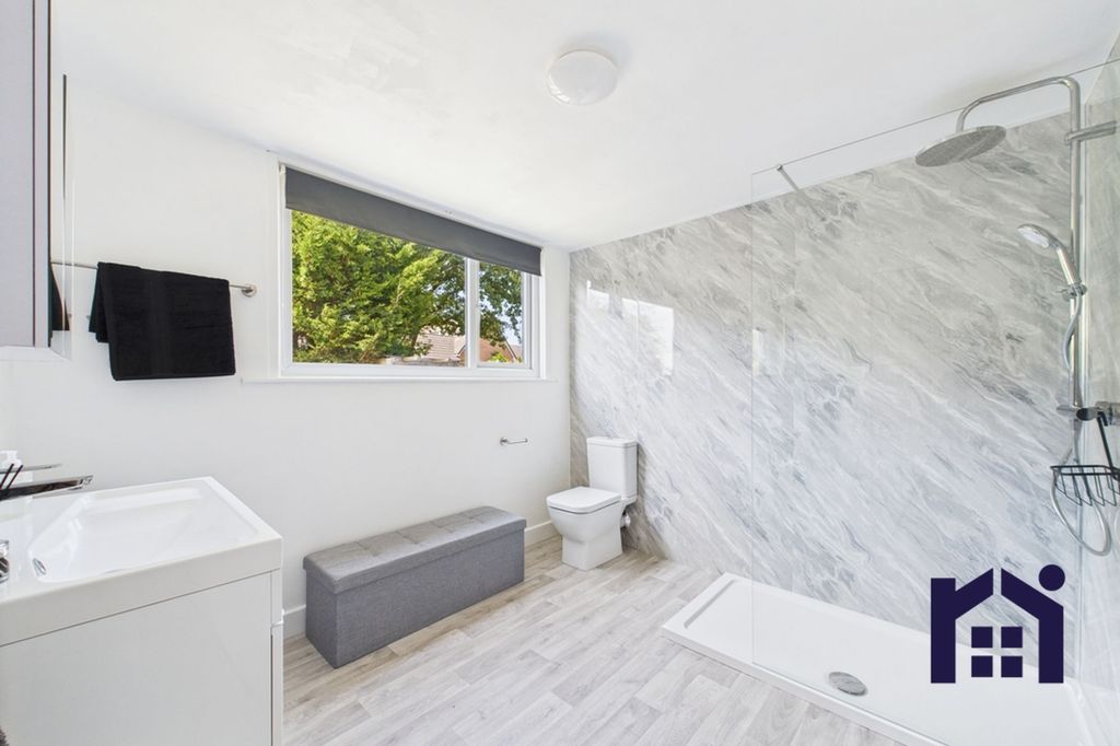 Property photo 3 of 23 Family Bathroom