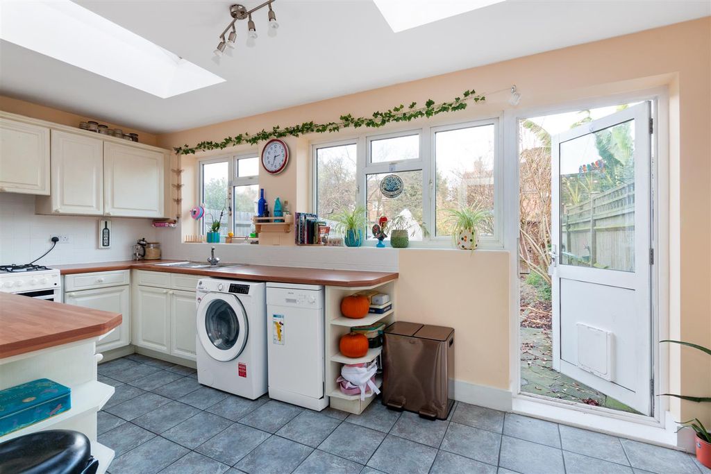 Property photo 2 of 10 Kitchen