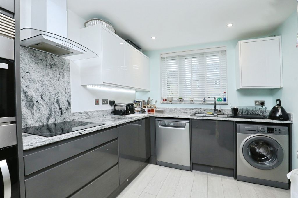 Property photo 2 of 18 Photo