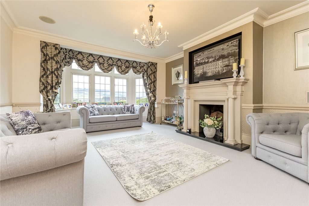 Property photo 2 of 43 Lounge