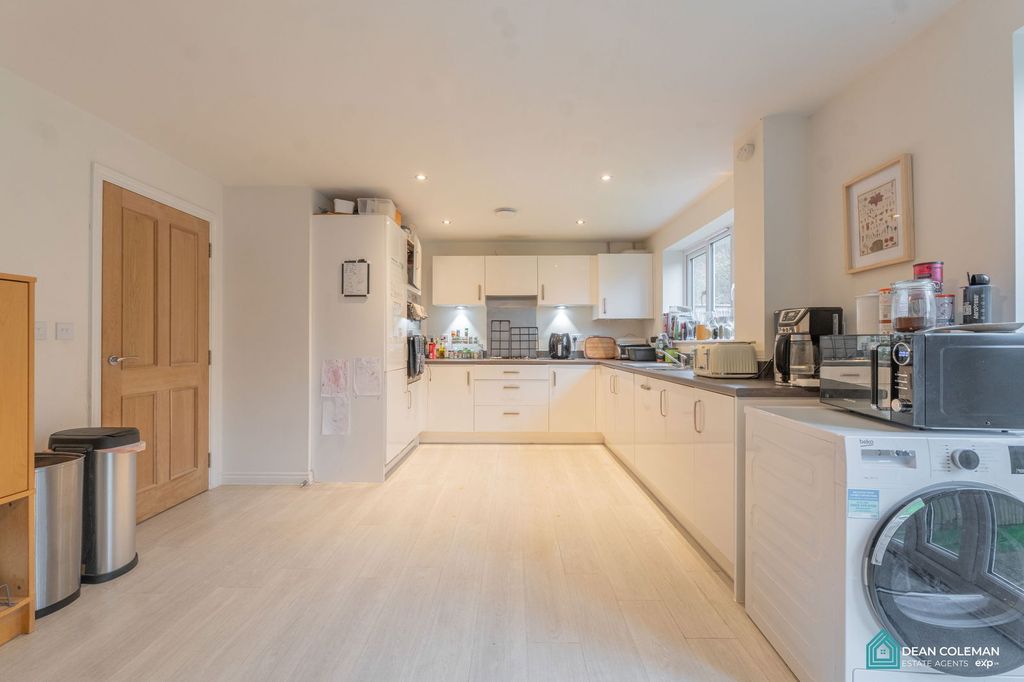 Property photo 2 of 21