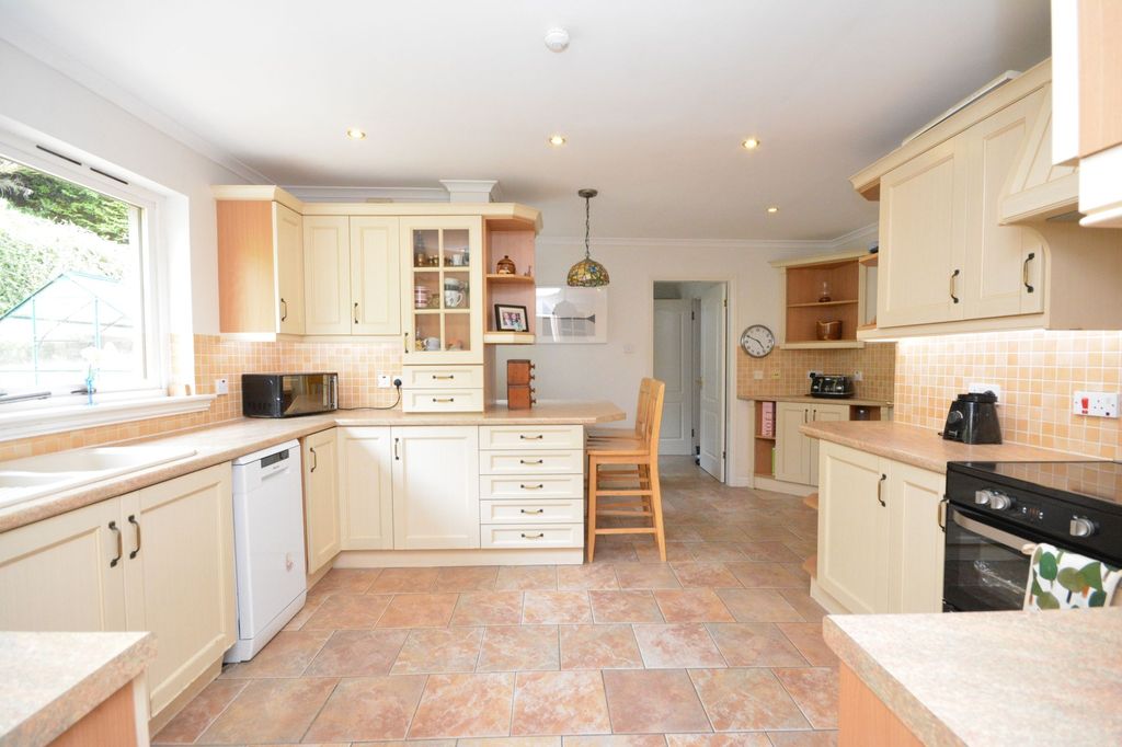 Property photo 3 of 28