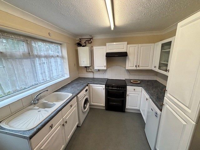 Property photo 3 of 8 Kitchen 4