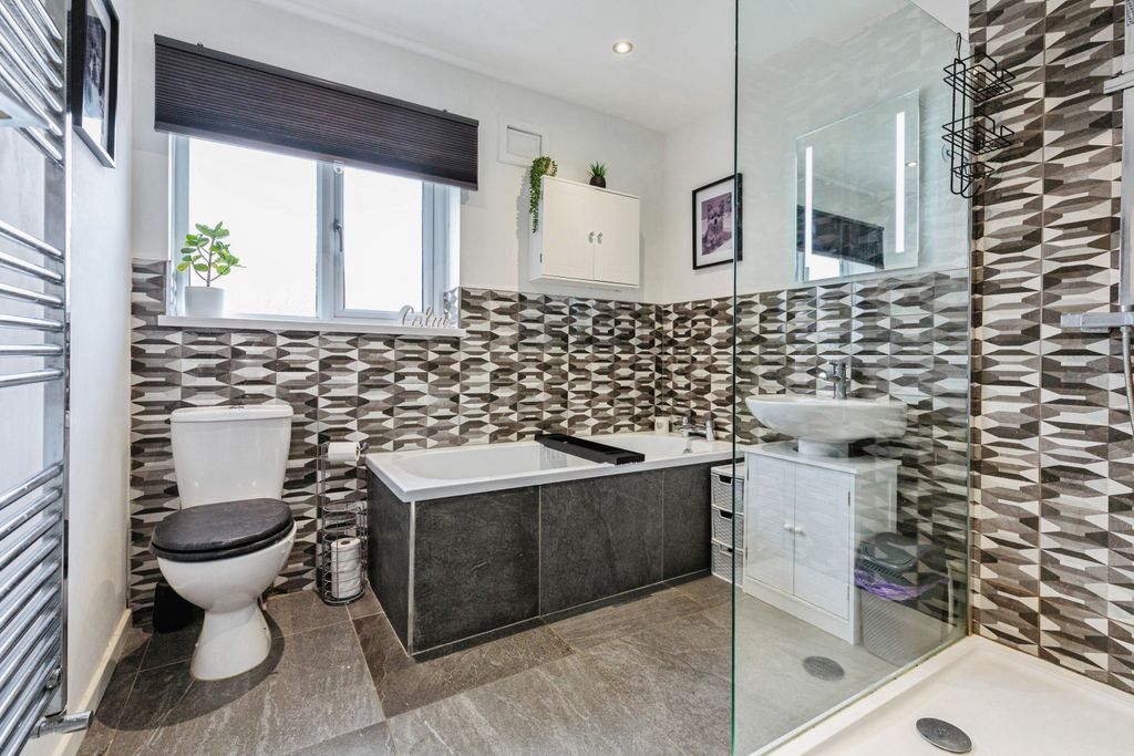 Property photo 3 of 20 Bathroom