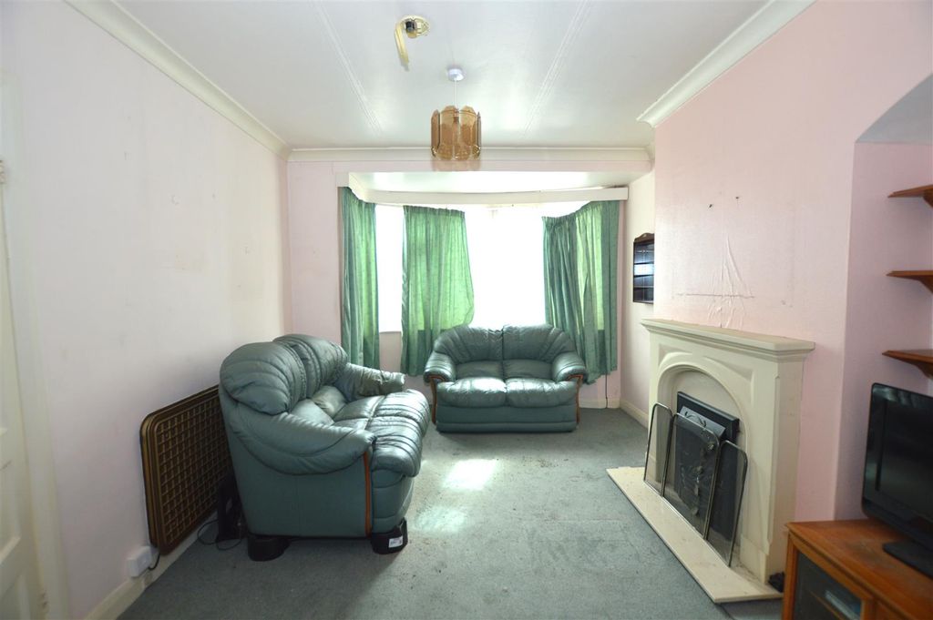 Property photo 2 of 10 102 Wills Crescent Lounge New.Jpg