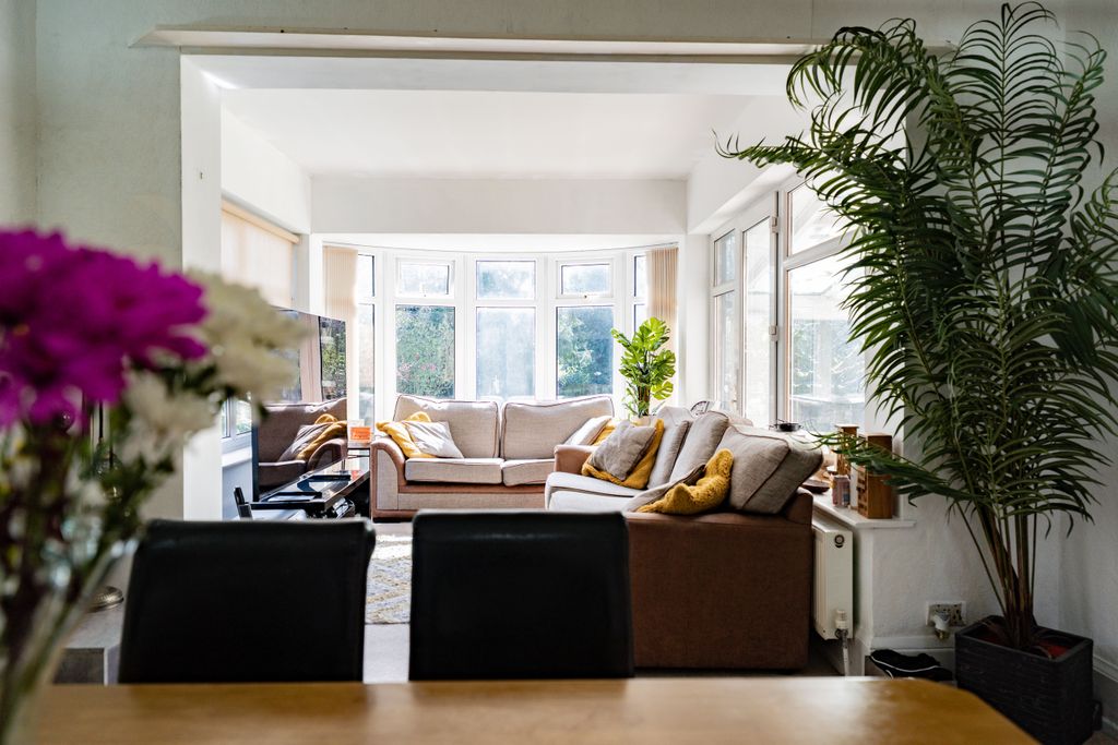 Property photo 3 of 27 Family Rooms