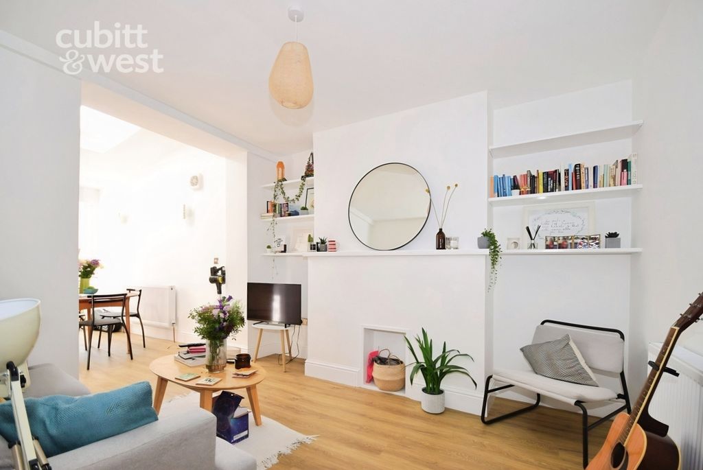 Property photo 1 of 12 Lounge
