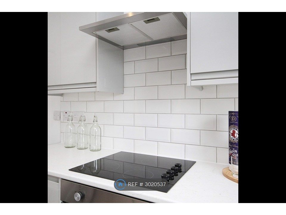 Property photo 3 of 10 Kitchen