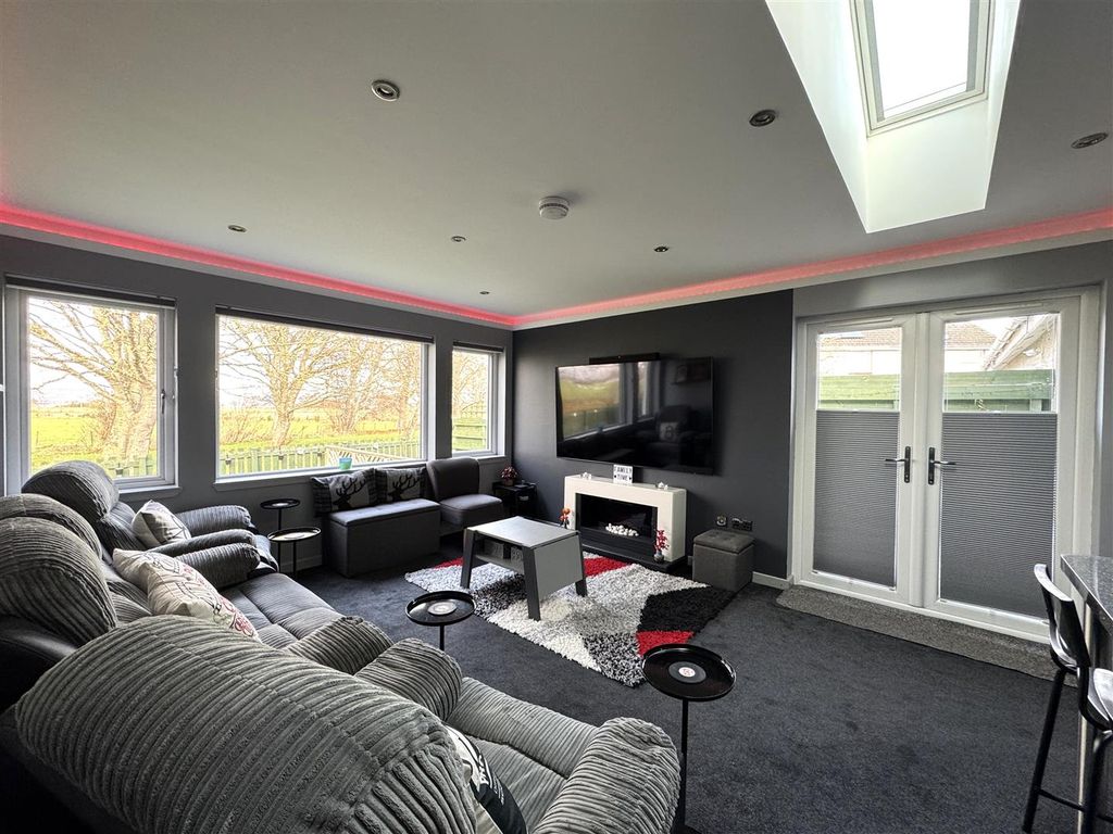 Property photo 3 of 21 Lounge 2.Jpg