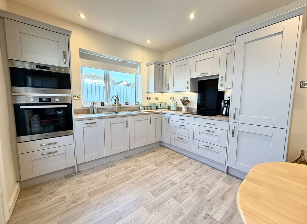 Property photo 3 of 16 Dining Kitchen