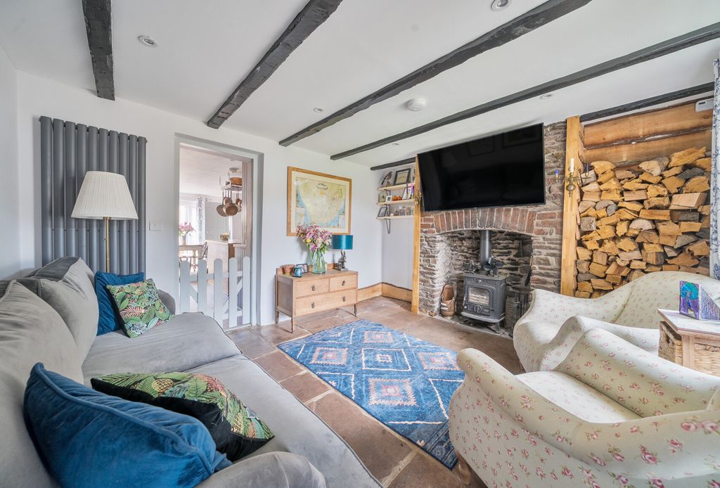 Property photo 2 of 21 Sitting Room