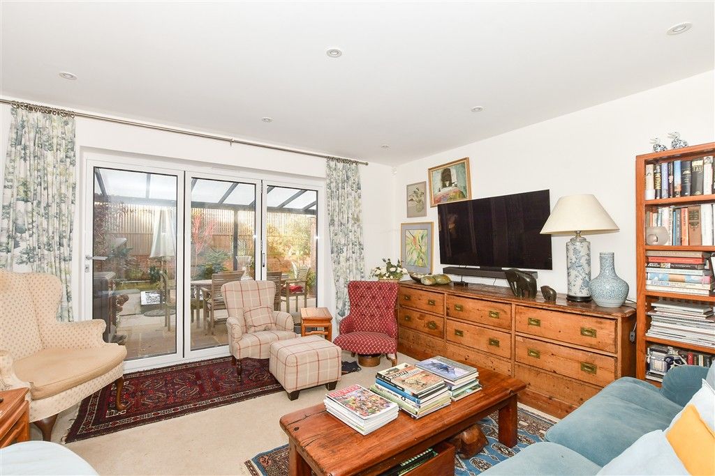 Property photo 3 of 13 Lounge