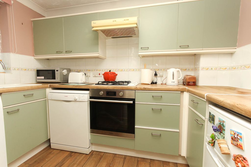 Property photo 2 of 6 Kitchen