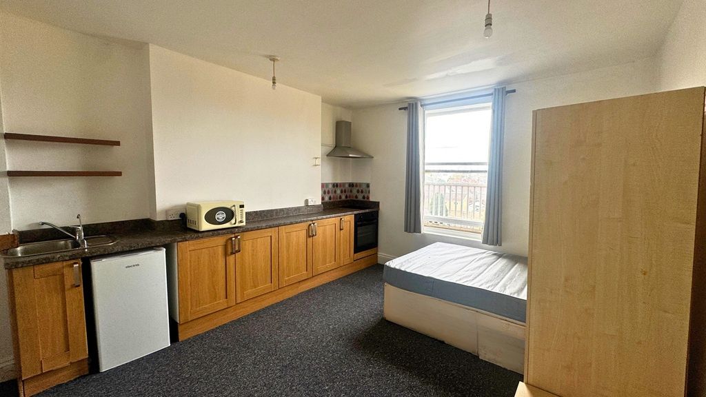 Property photo 1 of 3 Spacious Studio Room With Integrated Kitchenette...