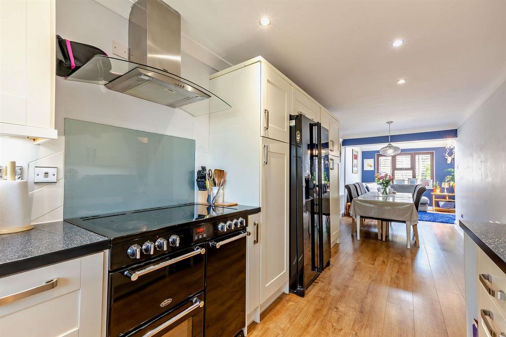 Property photo 3 of 19 Kitchen