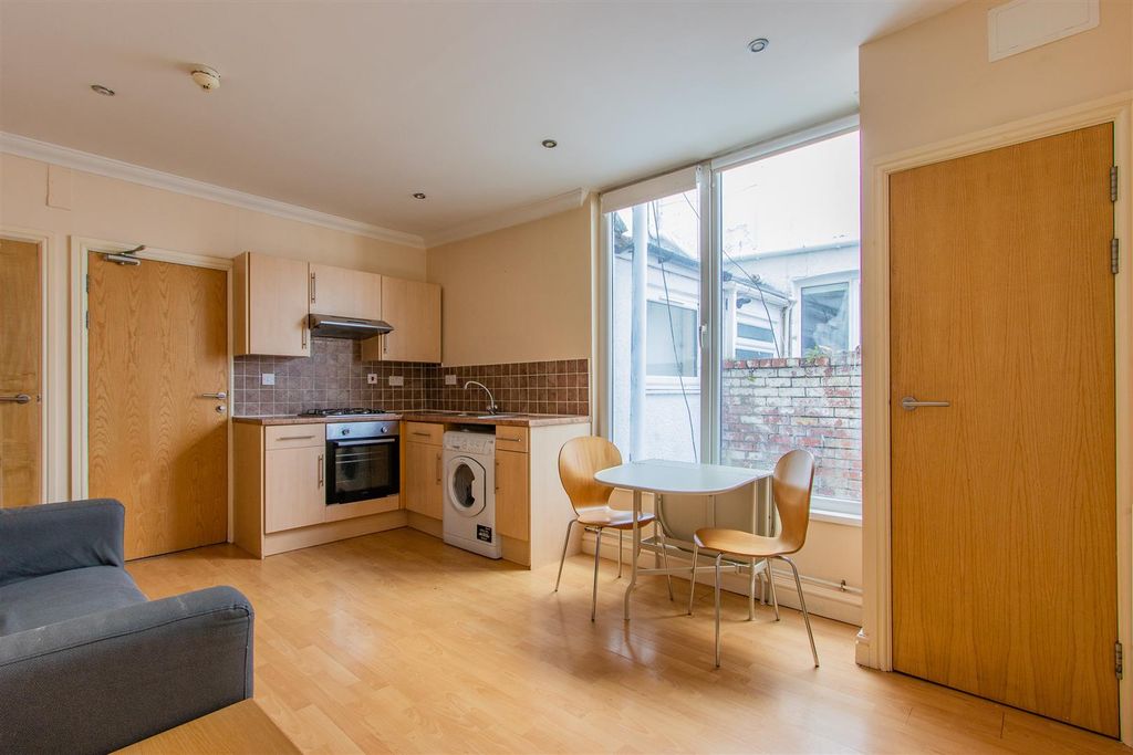 Property photo 1 of 12 Connaught Road 84, 2-4.Jpg