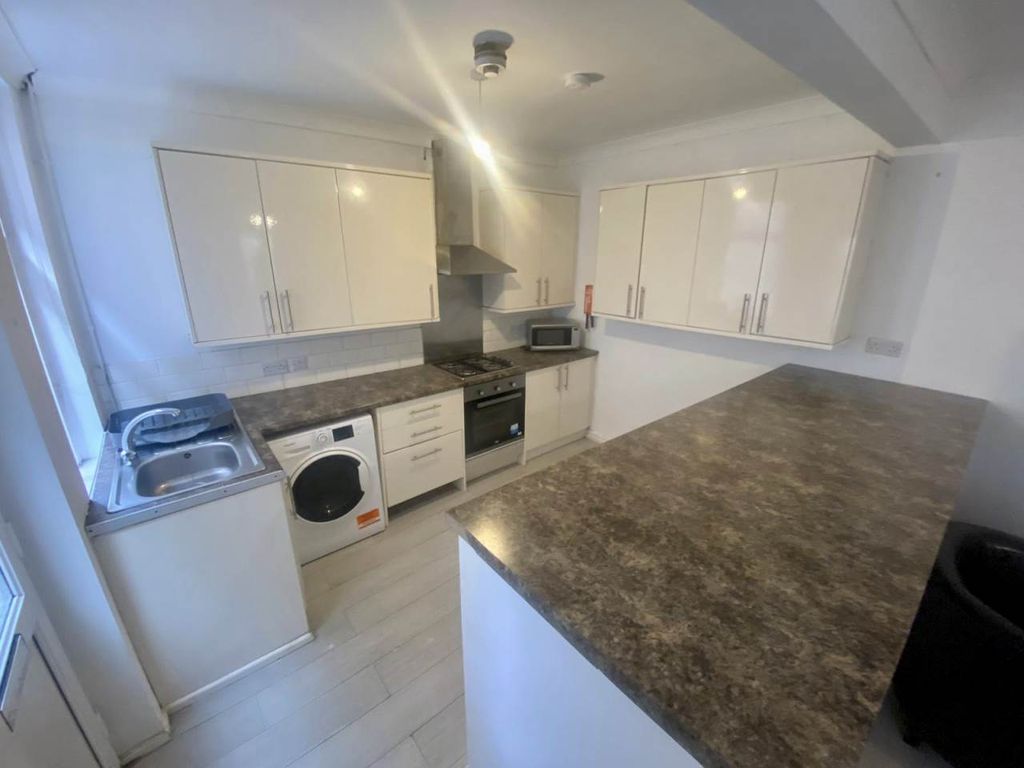 Property photo 3 of 14 Kitchen 2