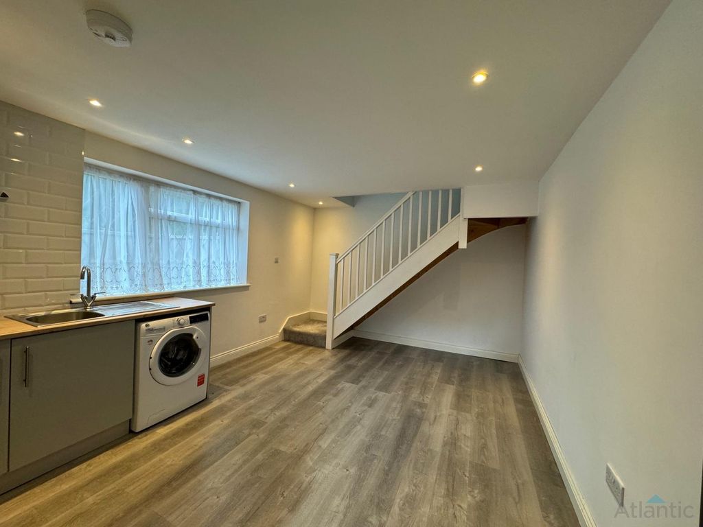 Property photo 1 of 6 Large 1 Bedroom House