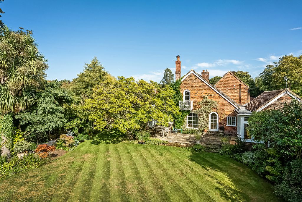 Property photo 3 of 34 House. Partnership