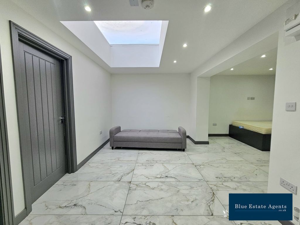 Property photo 3 of 7 Lounge