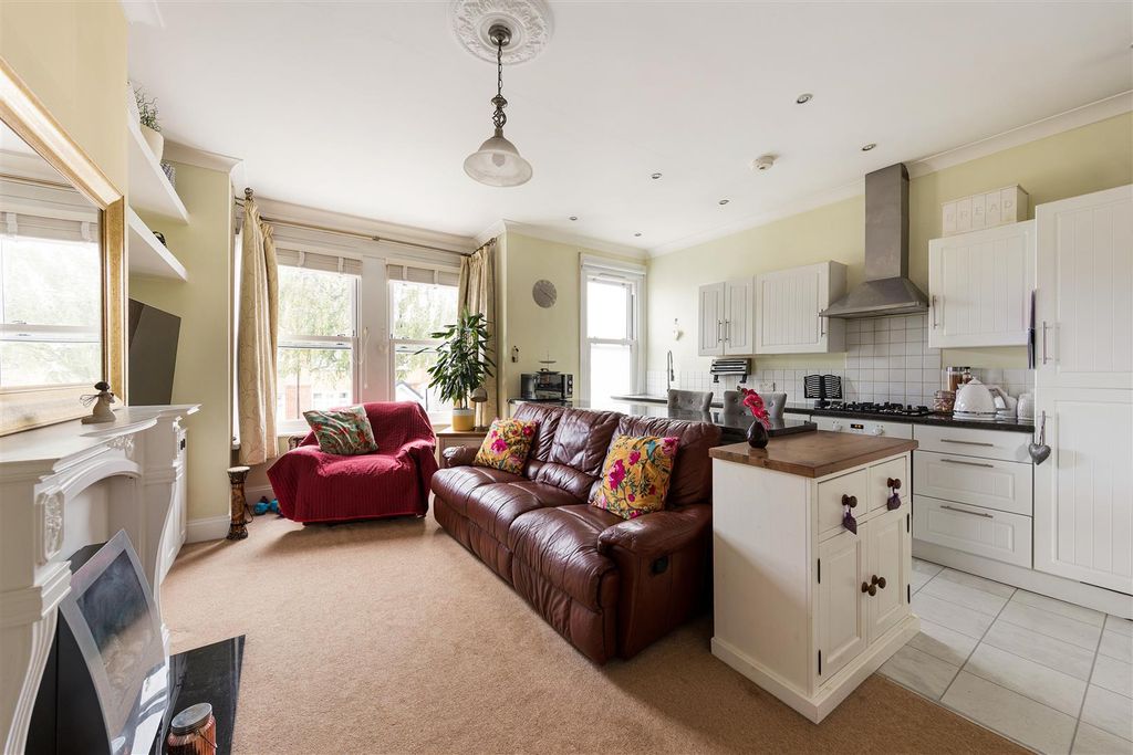 Property photo 3 of 27 Malmesbury Road, E18