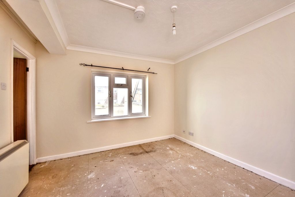 Property photo 2 of 15 9A Oulton Hall, Marine Parade, Claton-On-Sea Co15 6Ju