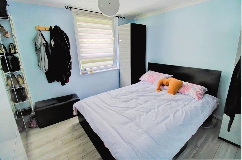 Property photo 3 of 6 Bedroom