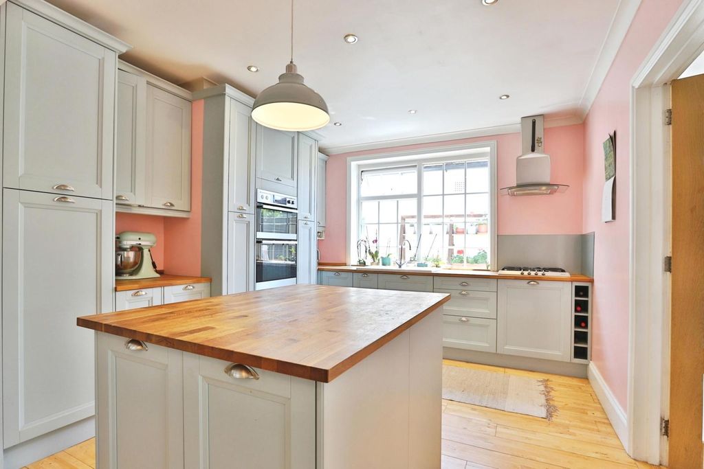 Property photo 3 of 20 Kitchen 1