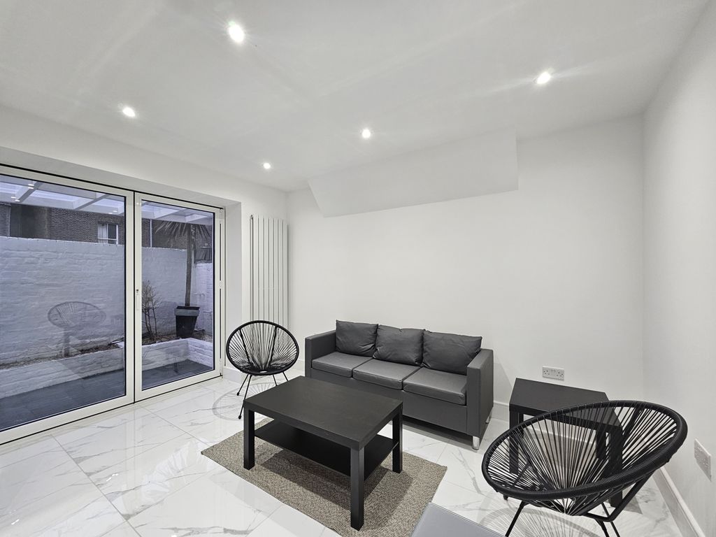 Property photo 1 of 7 Earls Court, Sw5