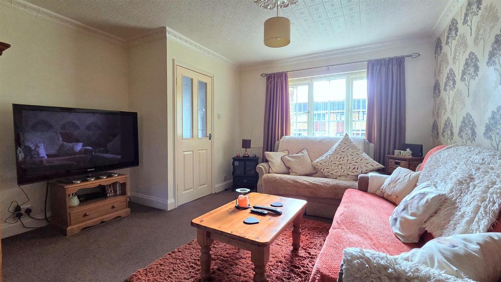 Property photo 3 of 11 Lounge