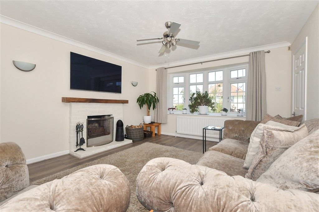 Property photo 3 of 16 Lounge
