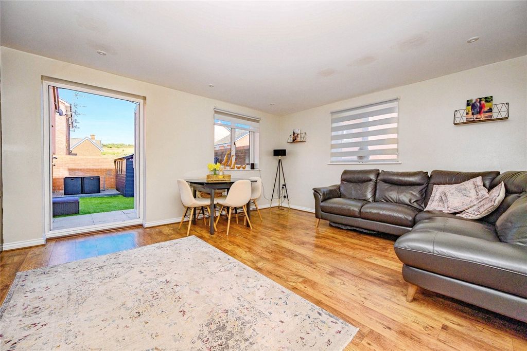 Property photo 3 of 21 Lounge